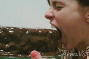 Carolina Dieckmann devora bolo de chocolate