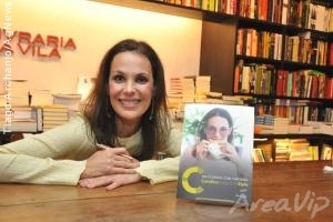 Carolina Ferraz lança livro em São Paulo