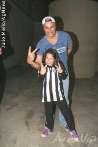 Edson Celulari leva filha a jogo de futebol