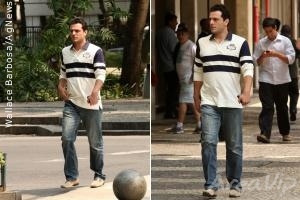 Rodrigo Lombardi é clicado caminhando no Leblon