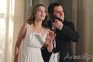 Escrito nas Estrelas: Acuado, Gilmar faz Viviane refém