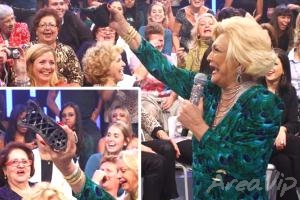 Moça da plateia com sapato quebrado ganha novo calçado de Hebe