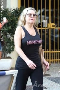Vera Fischer é clicada caminhando pelas ruas do Leblon
