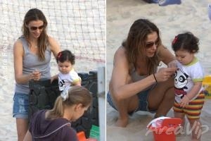 Mônica Martelli brinca com a filha em praia