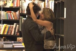 Passione: Agnello se declara para Stela e os dois acabam se beijando