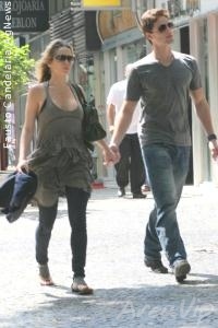 Danielle Winits e Jonatas Faro passeiam de mãos dadas pelo Leblon