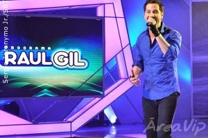 Chistian Chávez canta seu sucesso no palco do Raul Gil