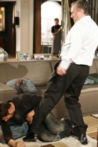 Passione: Saulo tem acesso de fúria, bate em Danilo e o expulsa de casa