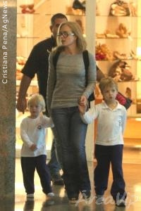 Angélica passeia com os filhos em shopping