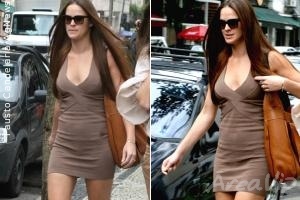 De vestido curto, Letícia Birkheuer passeia pelo Leblon