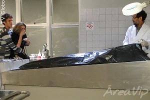 Passione: Stela se desespera ao reconhecer corpo em necrotério