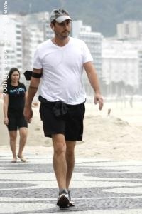 Alexandre Nero é clicado caminhando pela orla de Copacabana