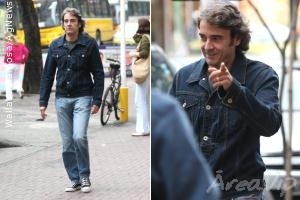 Alexandre Borges caminha pelo bairro de Ipanema