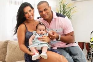 Scheila Carvalho e Toni Sales apresentam a filha, Giullia