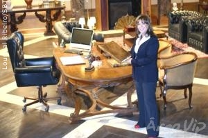 Iris Abravanel visita os estúdios da nova novela do SBT,  “Corações Feridos”