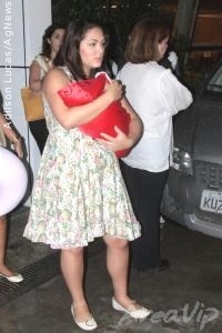 Tânia Mara deixa a maternidade com a filha, Maysa