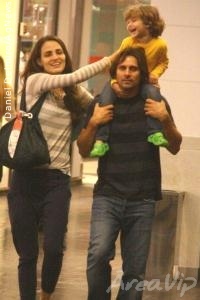 Murilo Rosa passeia com a mulher e filho em shopping