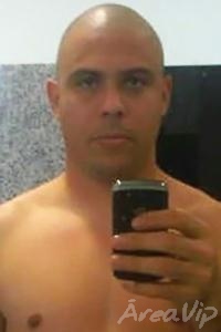 Ronaldo raspa a cabeça e posta foto no Twitter