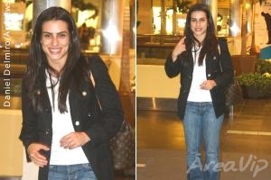Cleo Pires passeia em shopping do Rio de Janeiro