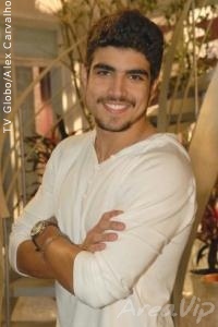 Caio Castro diz que não gosta de namorar e prefere as mulheres mais velhas