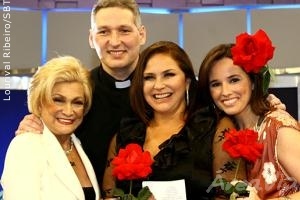 Hebe recebe Padre Marcelo Rossi em seu programa