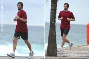 Vladimir Brichta é clicado correndo, no Rio