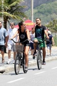 Ricardo Pereira anda de bicicleta com a mulher