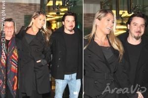 Adriane Galisteu vai ao teatro com o marido e a mãe