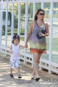 Grávida, Danielle Winits passeia com o filho