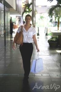 Carolina Dieckmann é clicada em shopping carioca