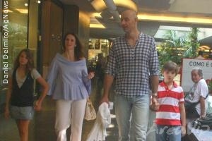 Tande e Lizandra Souto passeiam com os filhos em shopping