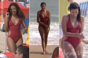 De maiô vermelho, Ildi Silva curte praia carioca