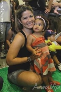 Samara Felippo leva filha em evento no Rio