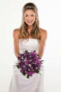 Luana Piovani posa vestida de noiva