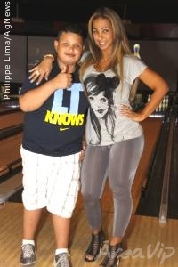 Valesca Popozuda comemora aniversário do filho em boliche