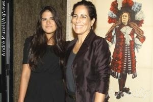 Glória Pires leva a filha em estreia de peça