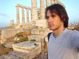 Gustavo, filho de Olga Bongiovanni, inicia carreira de modelo na Europa