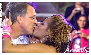 BBB5: Pedro Bial recebe ”selinho” de Tati Pink em noite de eliminação