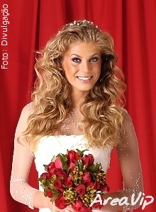 Caroline Bittencourt  posa de noiva vestida por Ocimar Versolato