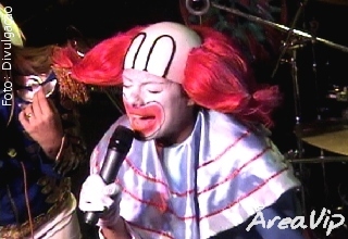 Daniella Cicarelli é flagrada em festa Trash pela equipe do ”De Olho nas Estrelas”