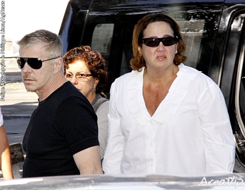 Amigos famosos vão a velório do filho de Cissa Guimarães