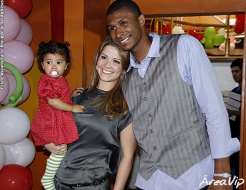 Samara Felippo comemora um ano da filha, com amigos famosos