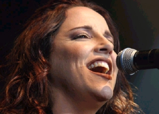 Ana Carolina contagia platéia Vip no Olympia