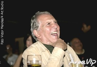 Carlos Alberto se diverte com a apresentação do amigo Chico Anysio