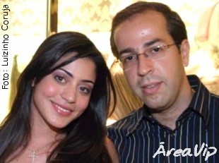 Beldades desfilam em inauguração de loja paulistana