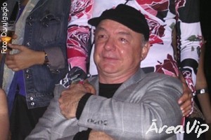 Ewerton de Castro ganha festa surpresa em seu aniversário Área VIP