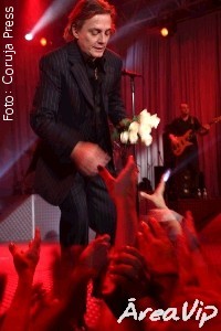 Fábio Jr. encanta fãs e platéia Vip no palco do Olympia