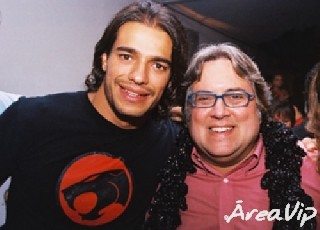 Leão Lobo comemora aniversário ao lado de amigos