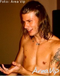 Famosos desfilam pela Rosa Chá no Rio