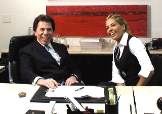 Adriane Galisteu assina contrato com Silvio Santos